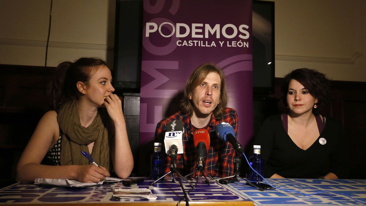 El candidato de Podemos a la Presidencia de la Junta, Pablo Fernández, ofrece un balance de la campaña electoral. Junto a él, la secretaria general del partido en León, Sofía Delgado (D) y la número dos a las Cortes por León, Lorena González (I). | ICAL