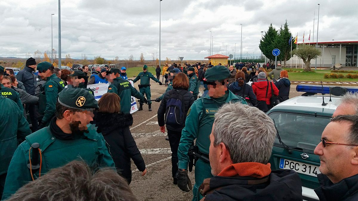 Imagen de la intervención de la Guardia Civil para facilitar el acceso al centro penitenciario de Mansilla. | MAURICIO PEÑA