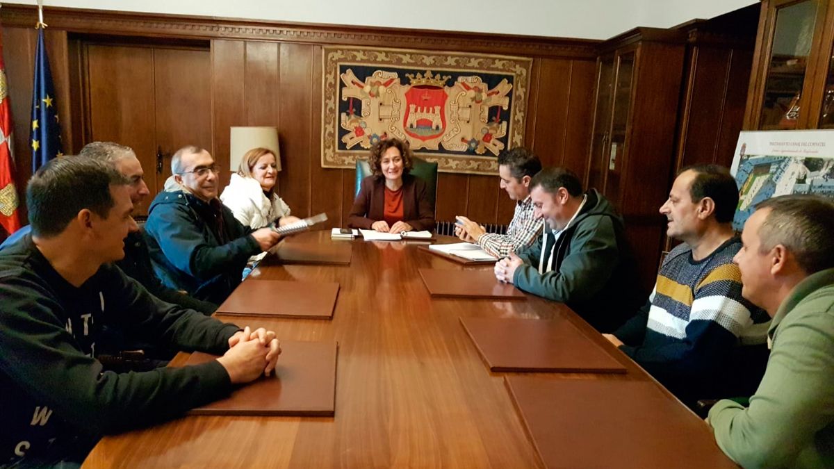 Reunión de la regidora con los trabajadores de las empresas auxiliares.