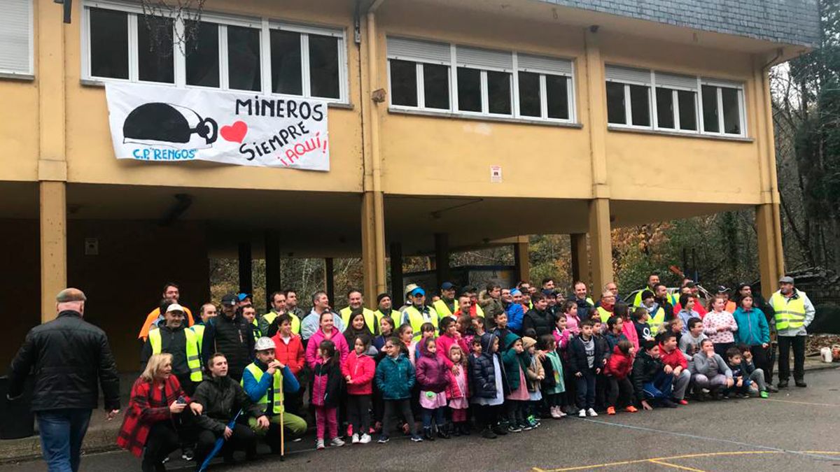 Los alumnos del colegio de Vega de Rengos, en Cangas, recibieron a los caminantes y les dieron su apoyo. | P.S.B.