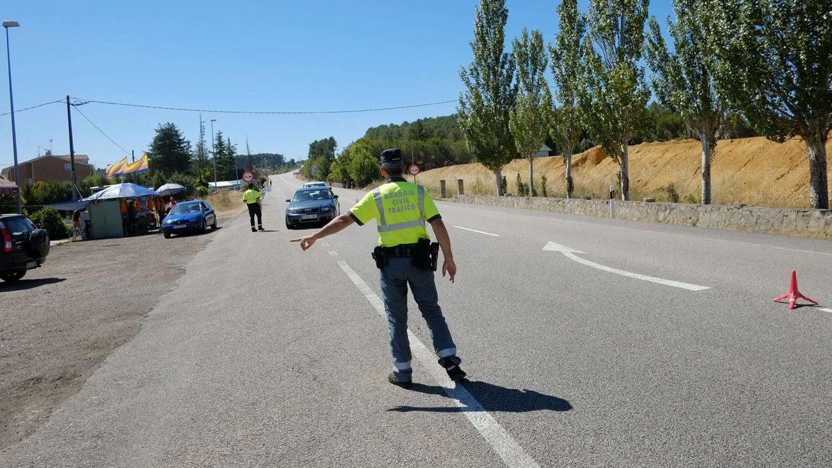 Agentes de la Guardia Civil de Tráfico detienen a un vehículo durante un control en las carreteras de la provincia de León. | DANIEL MARTÍN