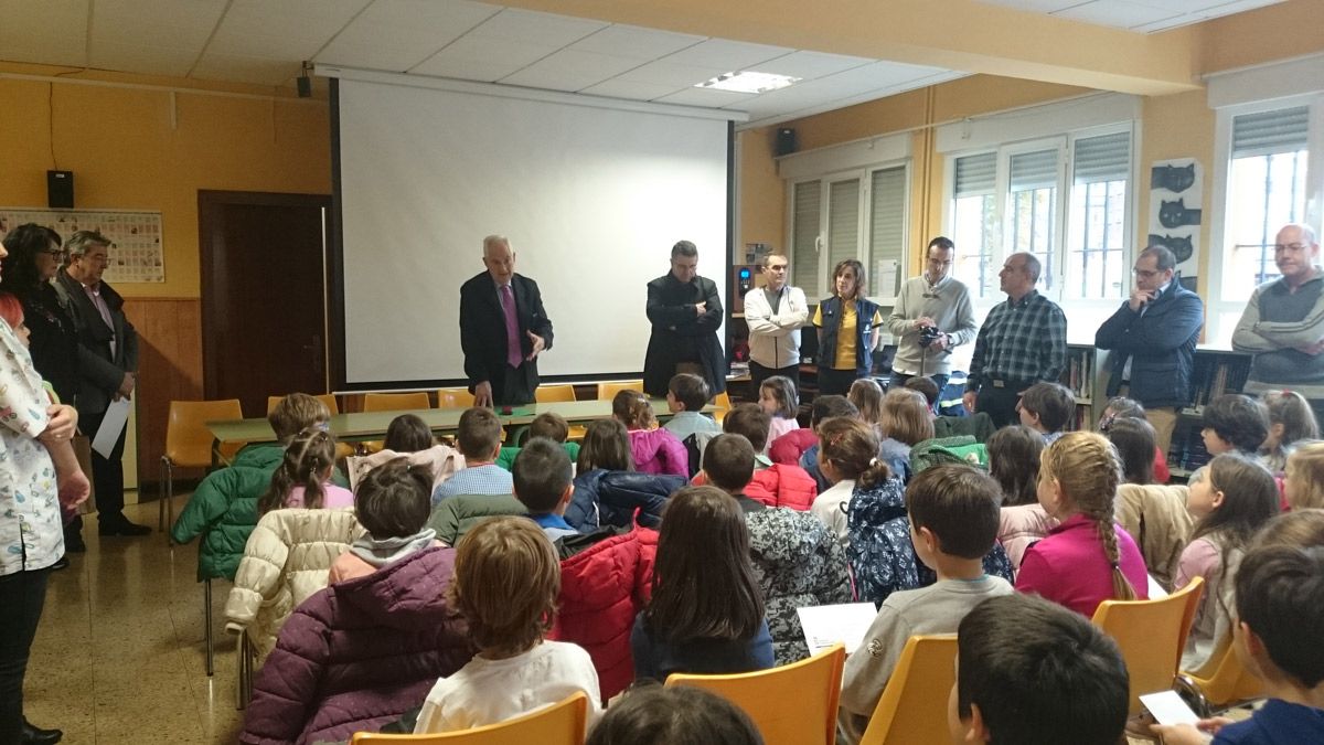 Guillermo García con alumnos del Colegio Quevedo durante la visita de este martes. | L.N.C.