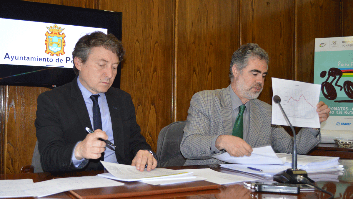 El alcalde, Samuel Folgueral, y el concejal de Hacienda, Fernando Álvarez, en la rueda de prensa. | L. N. C.