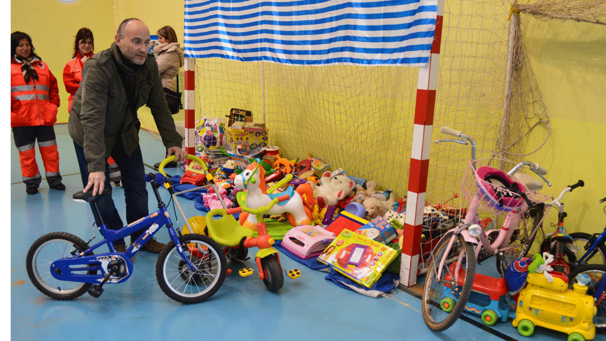 La Federación de Peñas recogió ayer juguetes durante todo el día. | L. N. C.