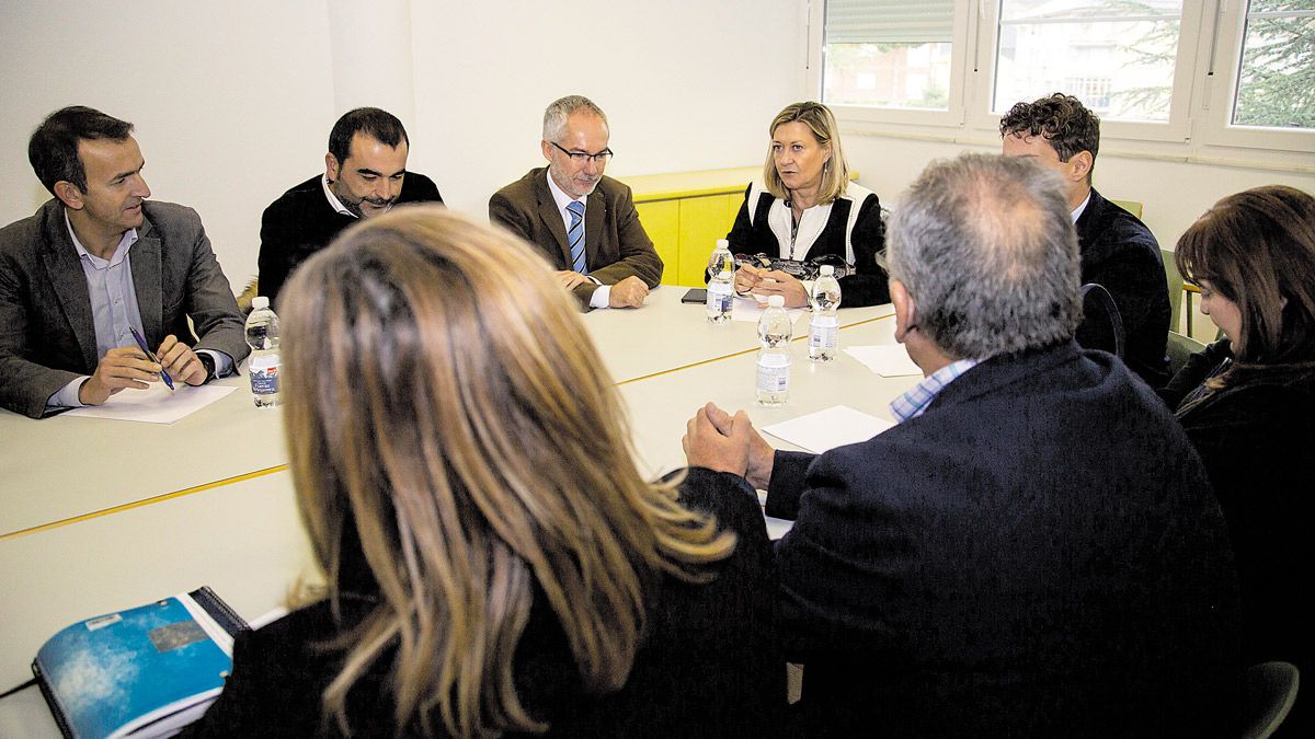 Un momento de la reunión mantenida con los alcaldes mineros. | L.N.C.