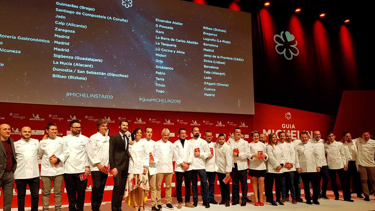 Imagen de los nuevos beneficiados con una estrella Michelín en la gala de este miércoles en Lisboa. | GUÍA MICHELIN