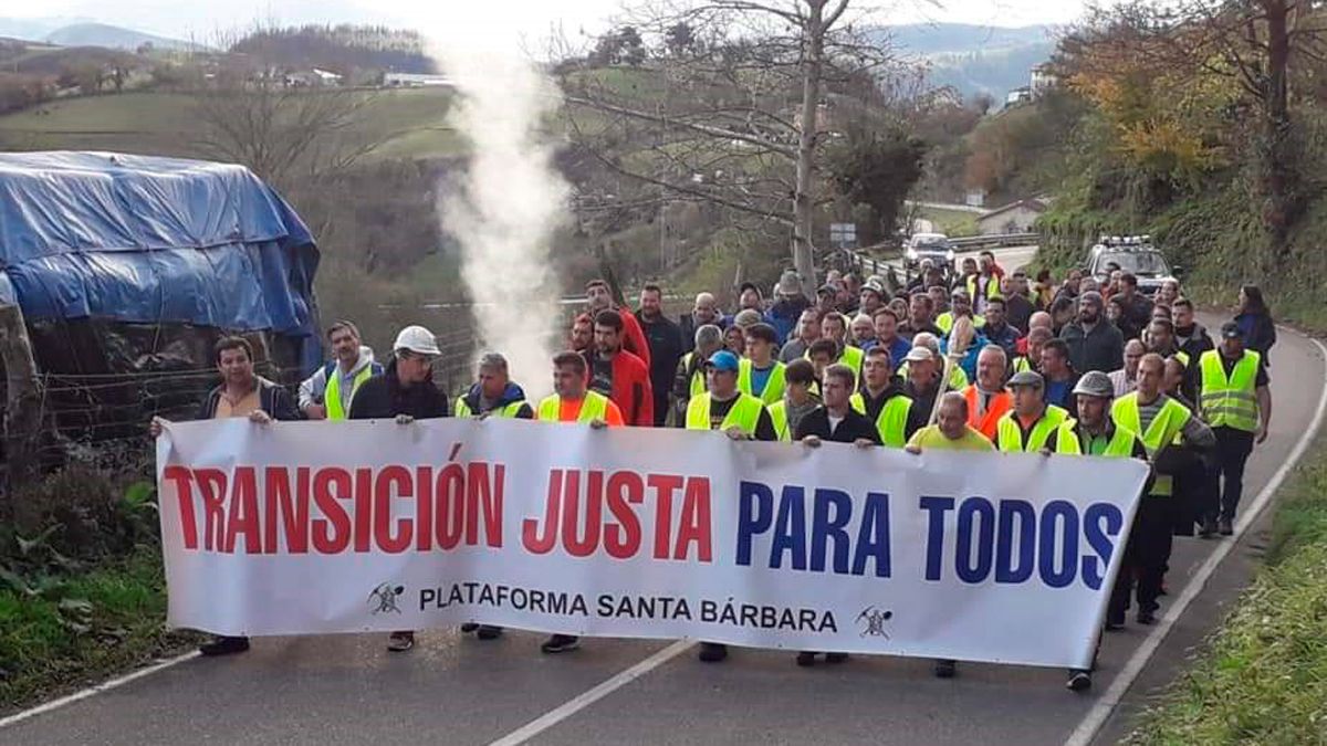 Los caminantes durante su gesta. | P.S.B.