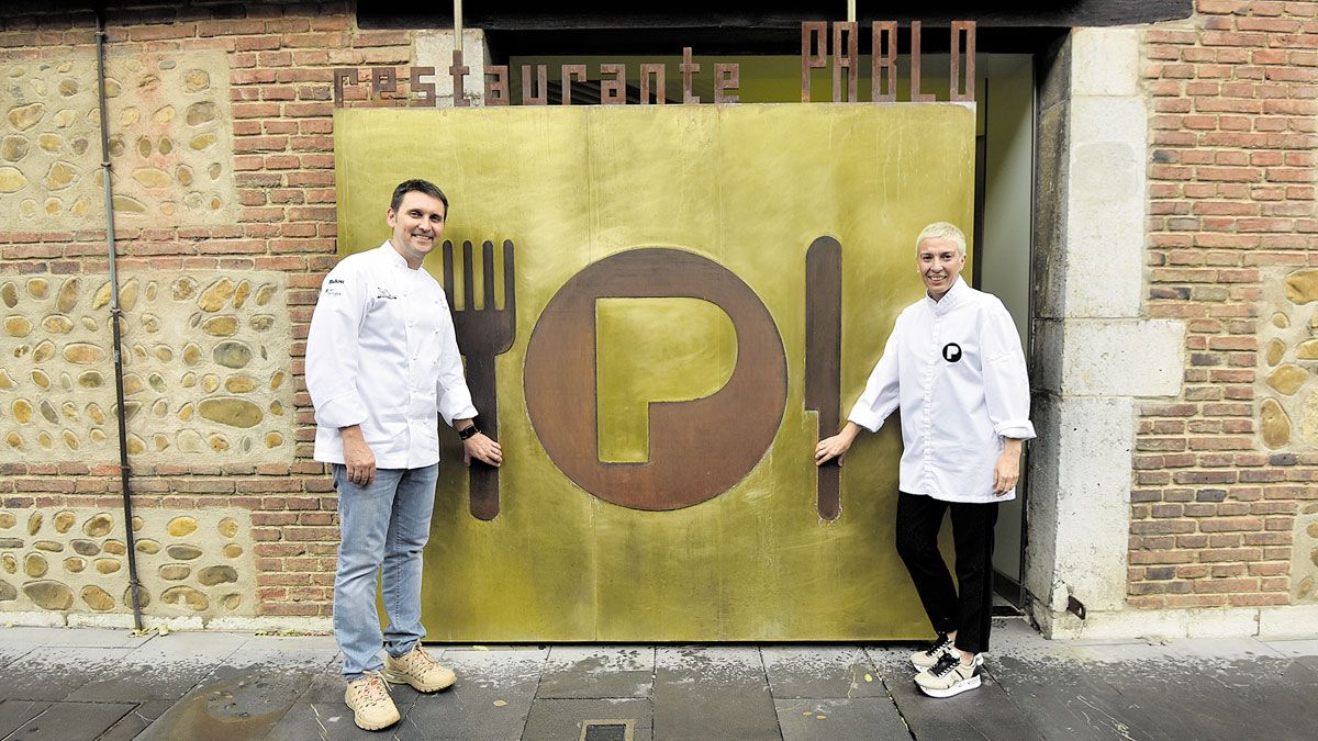 Los propietarios del Restaurante Pablo, que desde este miércoles cuenta con una Estrella Michelin, la segunda de León. | SAÚL ARÉN