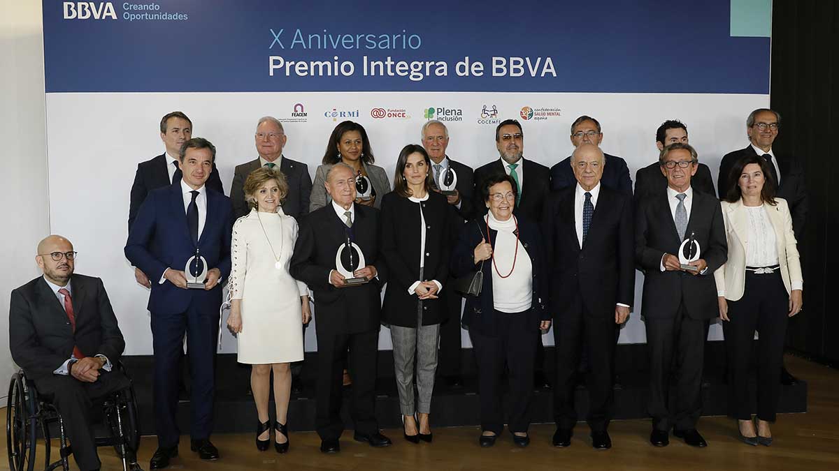 Foto de la entrega del premio con todos los presentes en el acto. | L.N.C.
