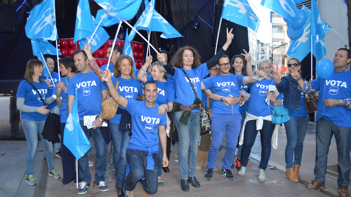 El PP llevó ayer su 'marea azul' al centro de Ponferrada. | L. N. C.