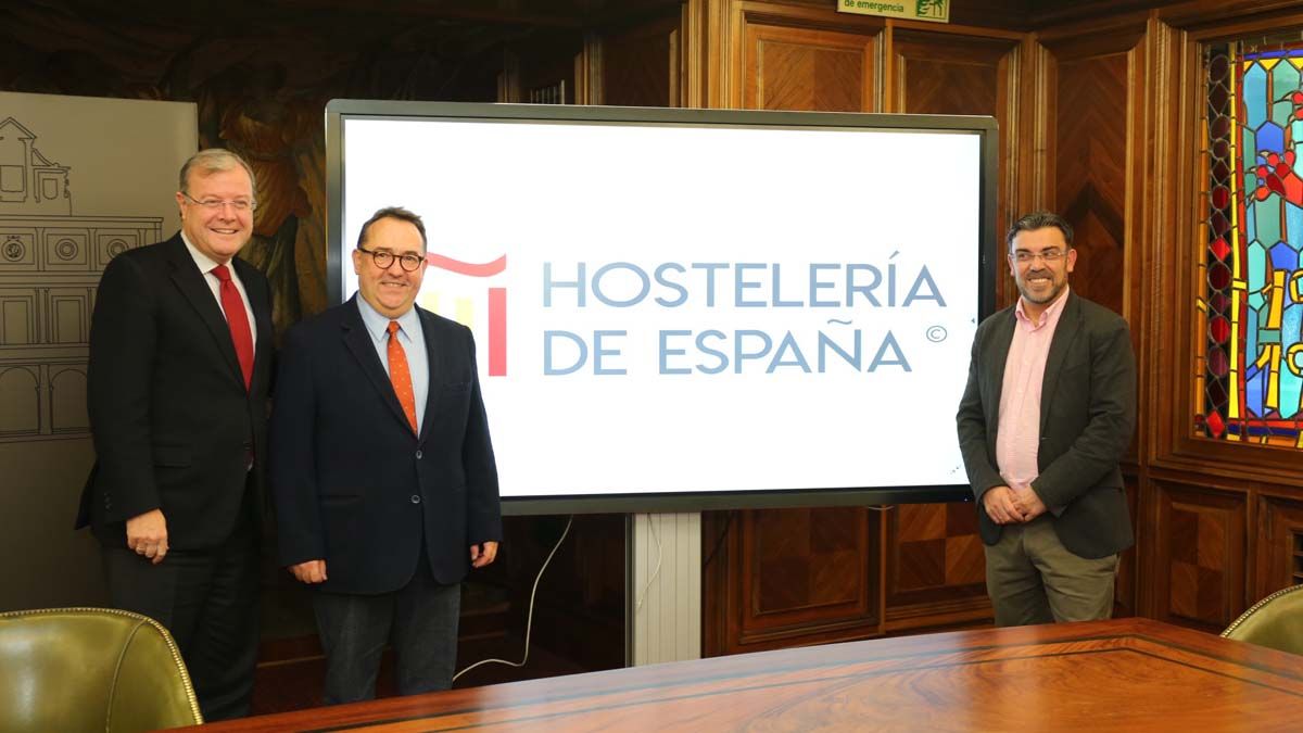 Antonio Silván, José Luis Yzuel y Pedro Llamas, durante la presentación de los Premios Nacionales de Hostelería. | CÉSAR