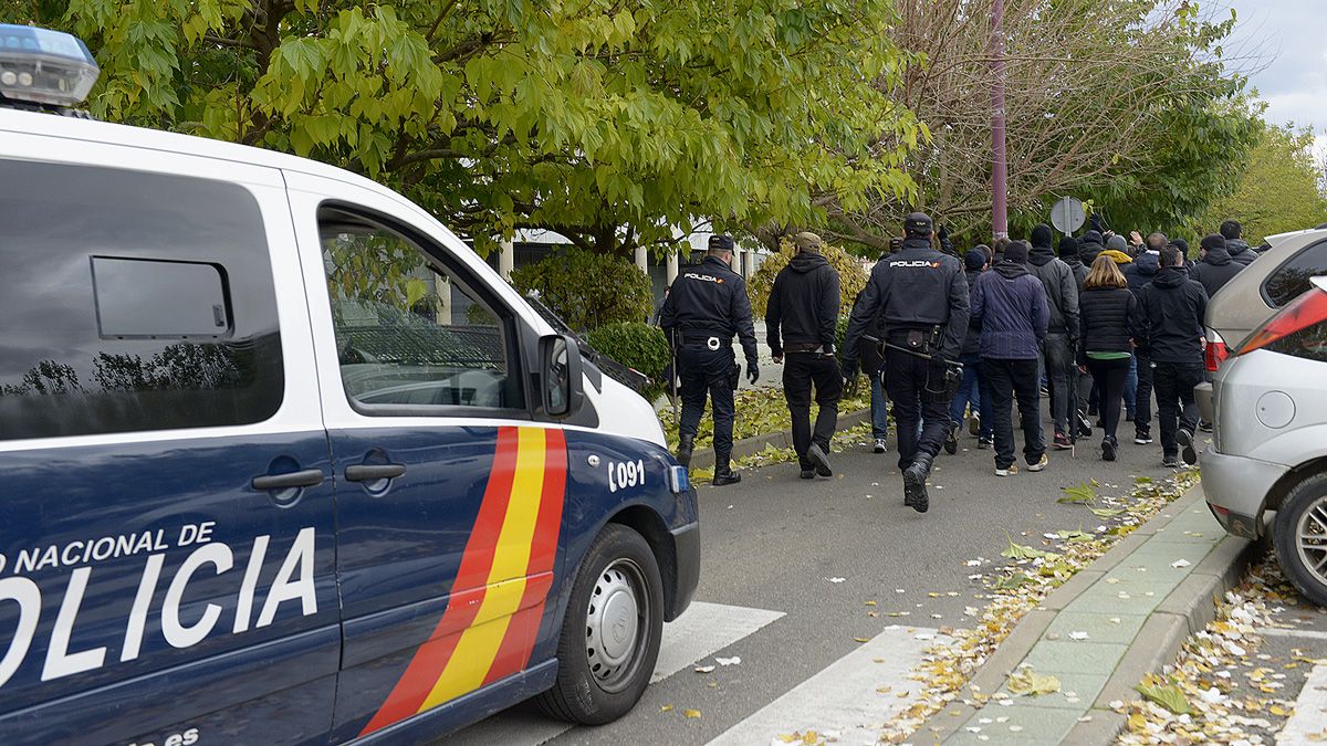 La Policía Nacional escolta a la afición del Burgos al campo en su última visita. | MAURICIO PEÑA