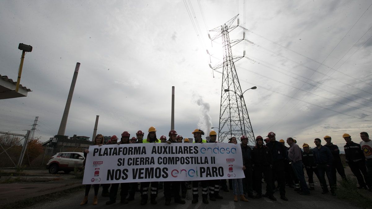 Concentración de trabajadores de la subcontrata de Compostilla II en Cubillos del Sil en una imagen de archivo. | C.S. (ICAL)