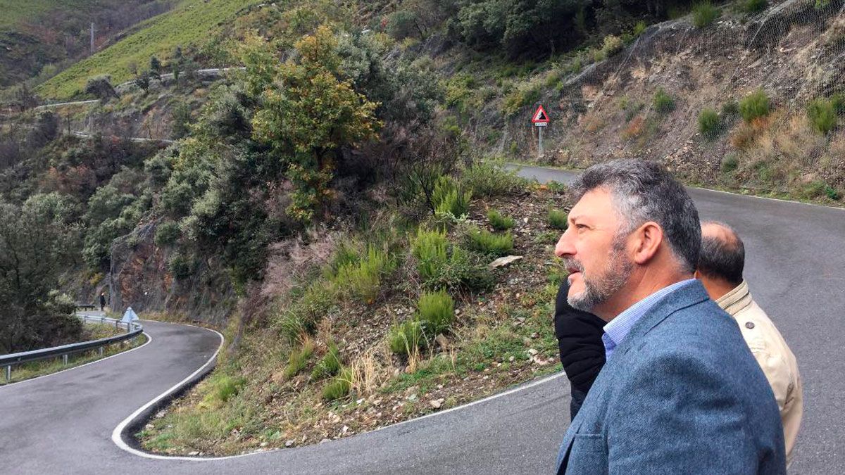El vicepresidente de la Diputación por el Bierzo, Ángel Calvo, supervisa las obras de la carretera a Peñalba.