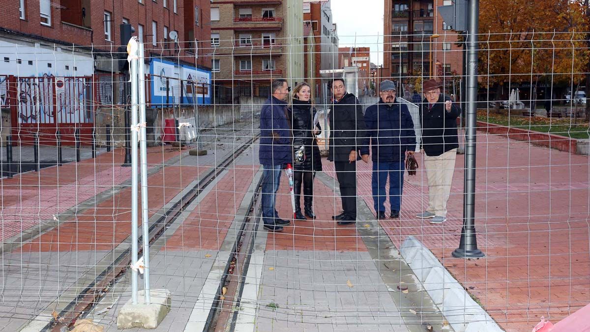 Las obras ya están finalizadas, pero las vallas siguen puestas. | CÉSAR Las obras ya están finalizadas, pero las vallas siguen puestas. | CÉSAR