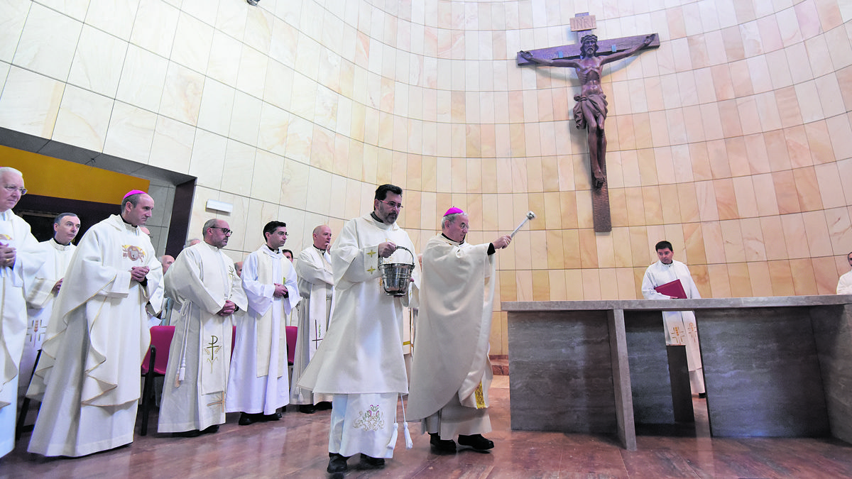 La ceremonia de bendición estuvo presidida por el nuncio del Papa en España. Renzo Fratini. | SAÚL ARÉN