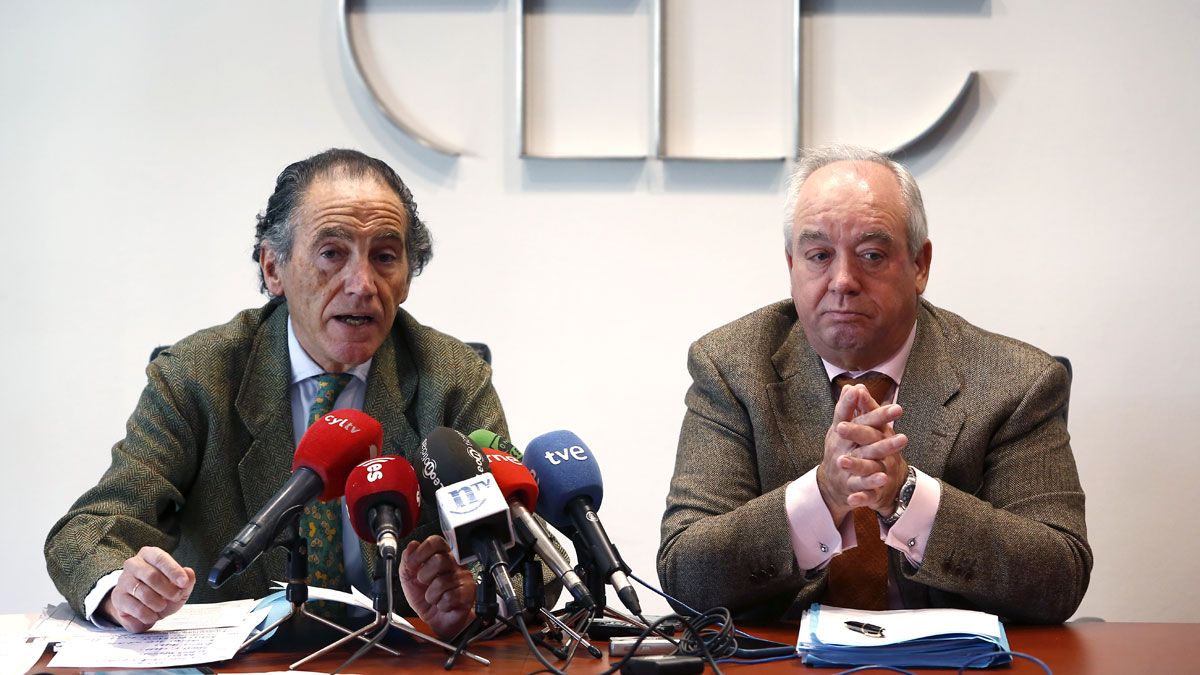 El secretario general de la Fele, Álvaro Díez, y el asesor jurídico, Hermenegildo Fernández. | ICAL