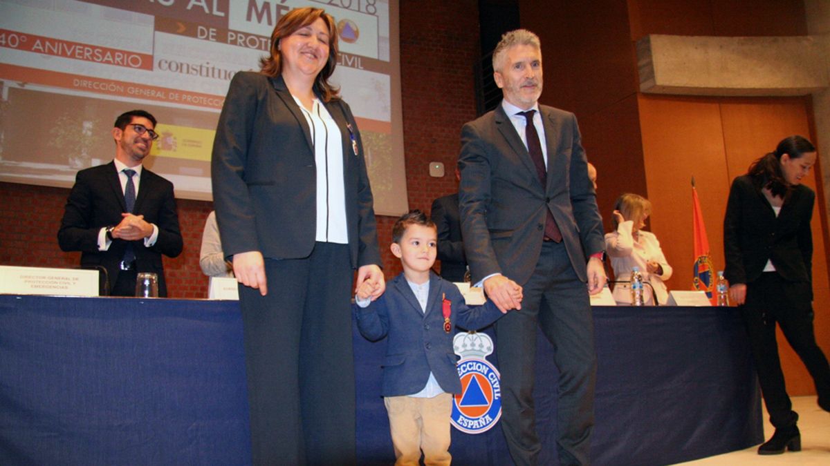 El ministro del Interior, Fernando Grande Marlaska, posa con Luca y con su profesora, también galardonada. | L.N.C.