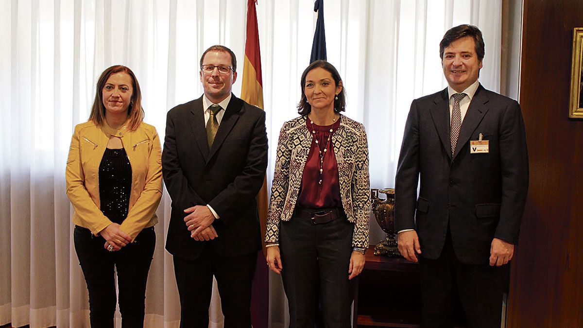 De izquierda a derecha, Virgina Barcones, Raúl Blanco, Reyes Maroto y Óscar Heckh. :: L.N.C.