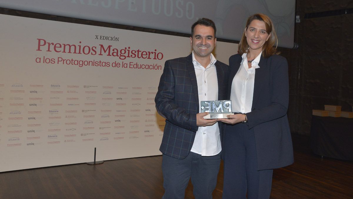 Manu Velasco recibe la mención especial docente en la gala nacional de la docencia. | L.N.C.