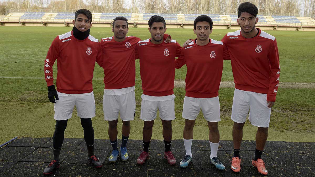 Los cinco jugadores catarís, antes del entrenamiento con el filial en el Área Deportiva de Puente Castro. | MAURICIO PEÑA