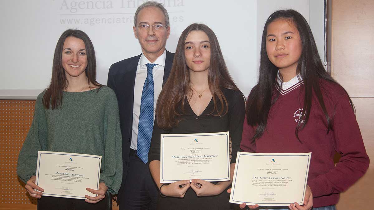 Las tres alumnas ganadoras del certamen, junto al director de la Agencia Tributaria, Jesús Gascón. | L.N.C.
