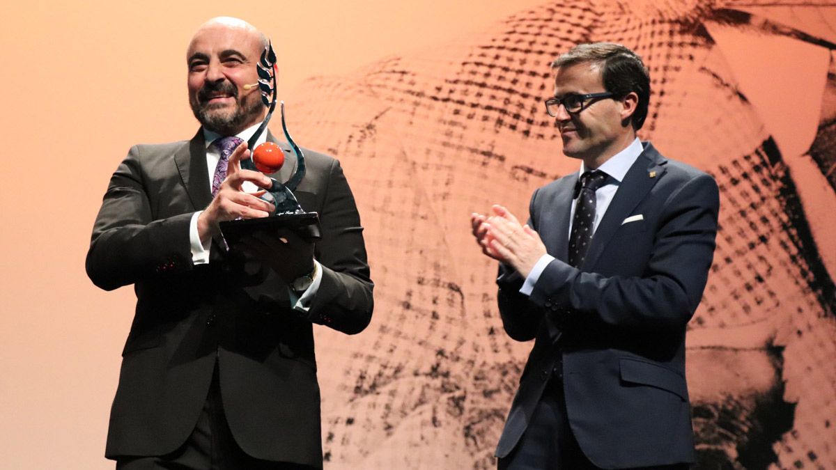 Juan Carlos Vázquez recogiendo el premio en presencia de Miguel Ángel Gallardo. | L.N.C.