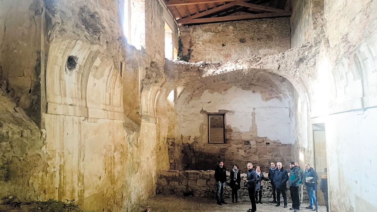 Interior del monasterio durante la visita realizada por el delegado territorial de la Junta. | L.N.C.