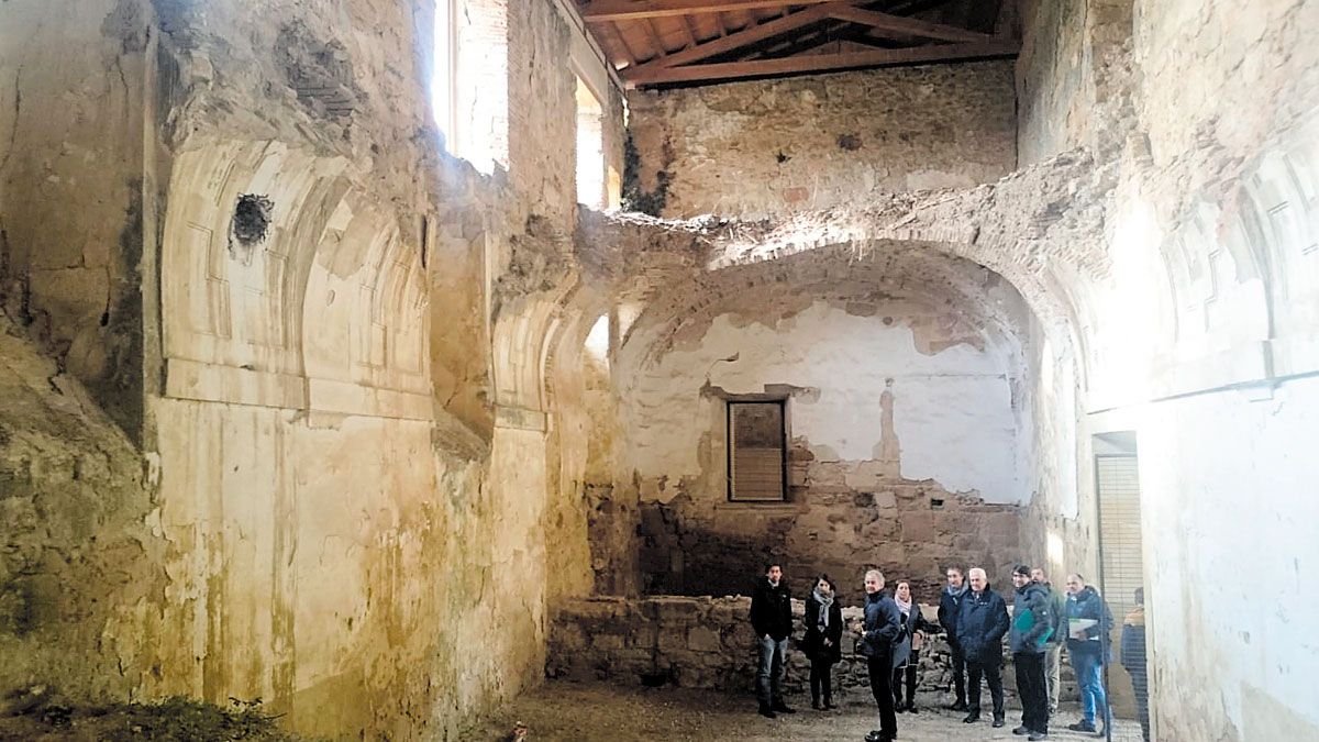 Interior del monasterio durante la visita realizada por el delegado territorial de la Junta. | L.N.C. Interior del monasterio durante la visita realizada por el delegado territorial de la Junta. | L.N.C.
