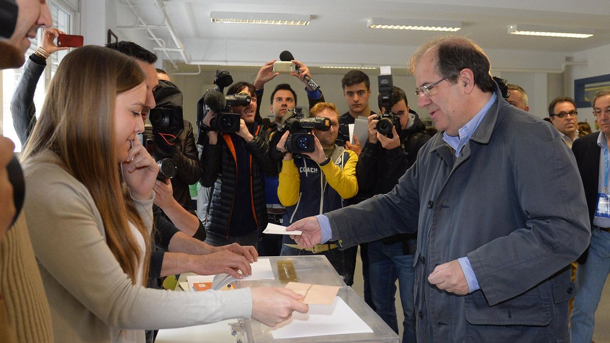 Juan Vicente Herrera votó a las 9 de la mañana en Burgos. | ICAL