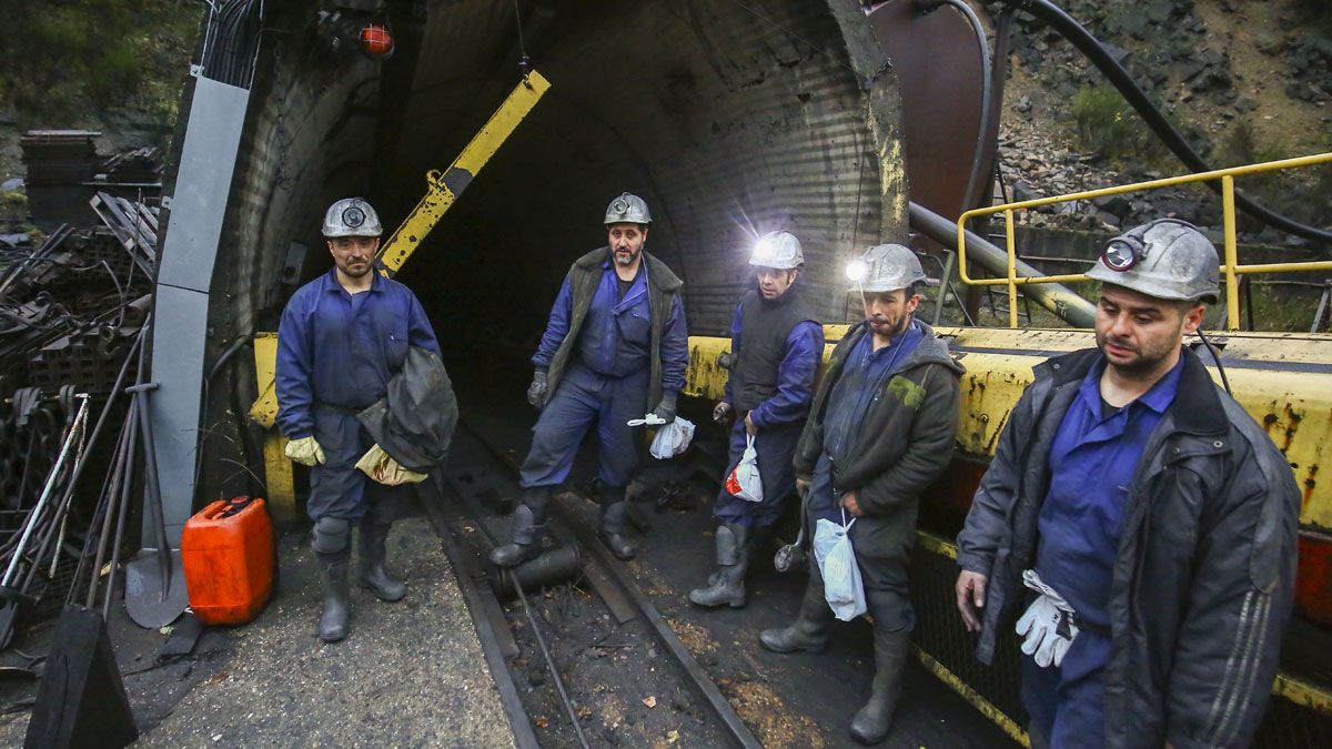 Último turno de mineros de Pozo Salgueiro, en Torre, recién cerrada. | Ical