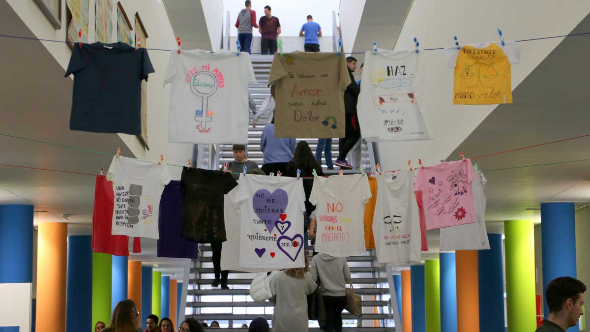 Exposición ‘ClothesLine’ en la Facultad de Educación de la Univerdidad de León. :: L.N.C.