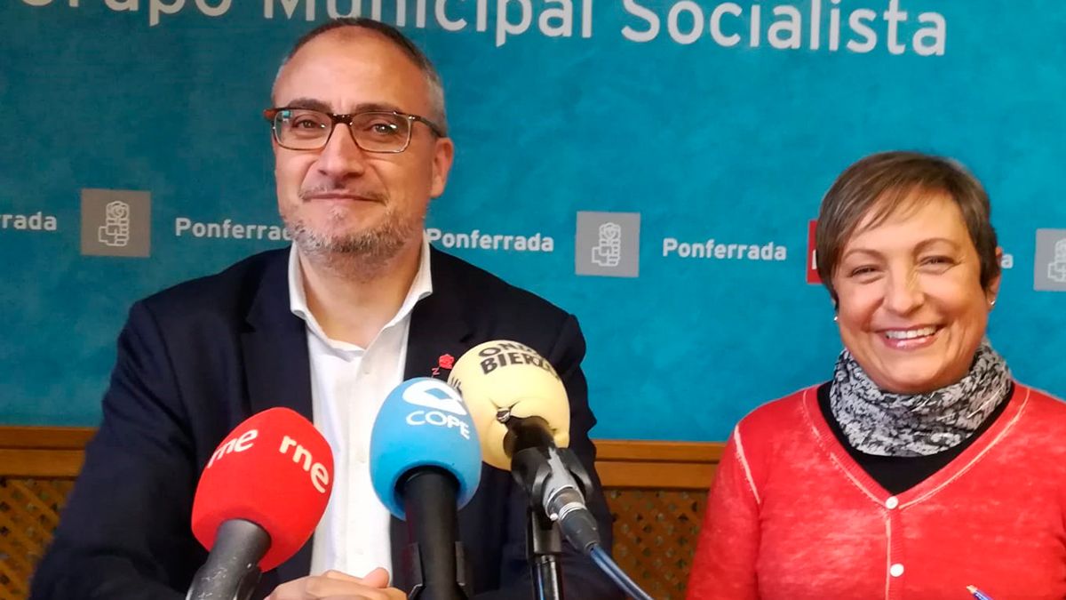 El portavoz del PSOE y la edil Carmen Morán en rueda de prensa. | M.I.