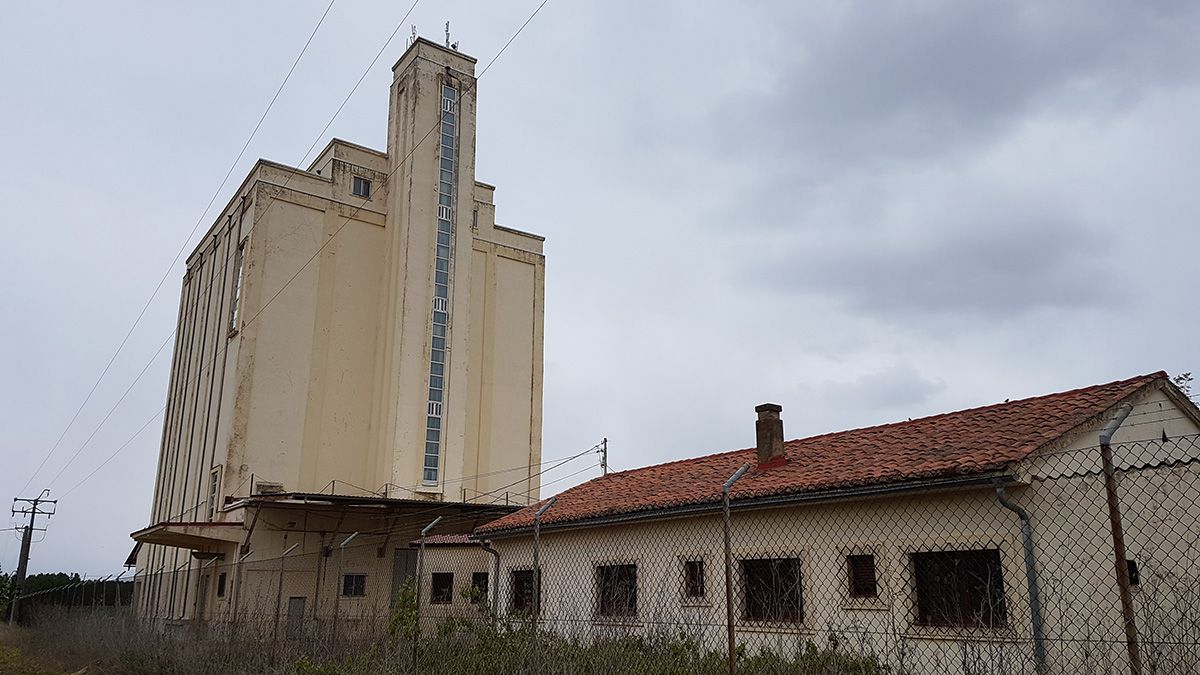 El silo de Valencia ubicado en la carretera hacia Pajares de los Oteros. | L.N.C.