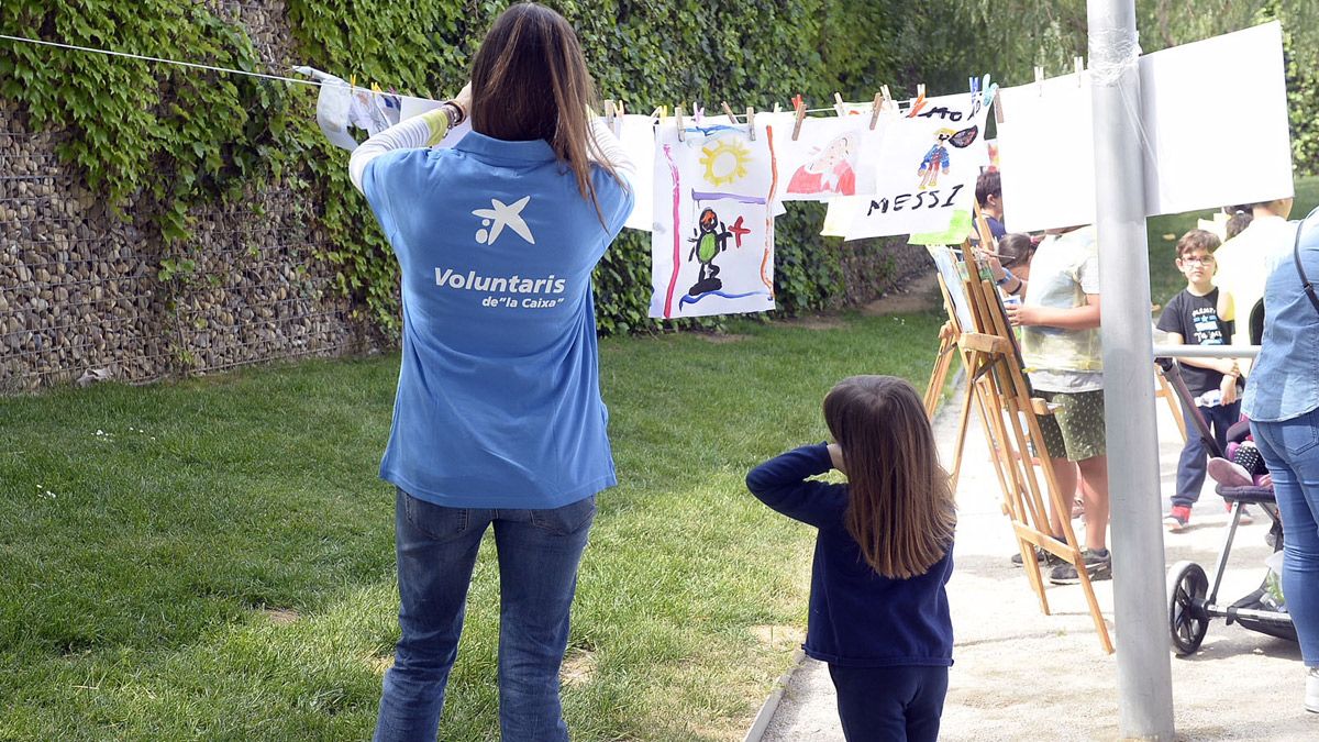 La labor de los voluntarios de 'la Caixa' es fundamental para que salgan adelante los talleres. | ICAL