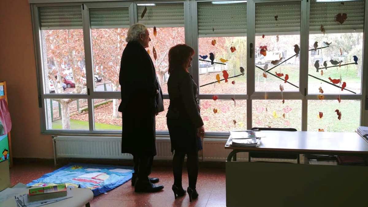 Representativa imagen que Olegario Ramón colgó en sus redes sociales, de la visita de Luis del Olmo al colegio.
