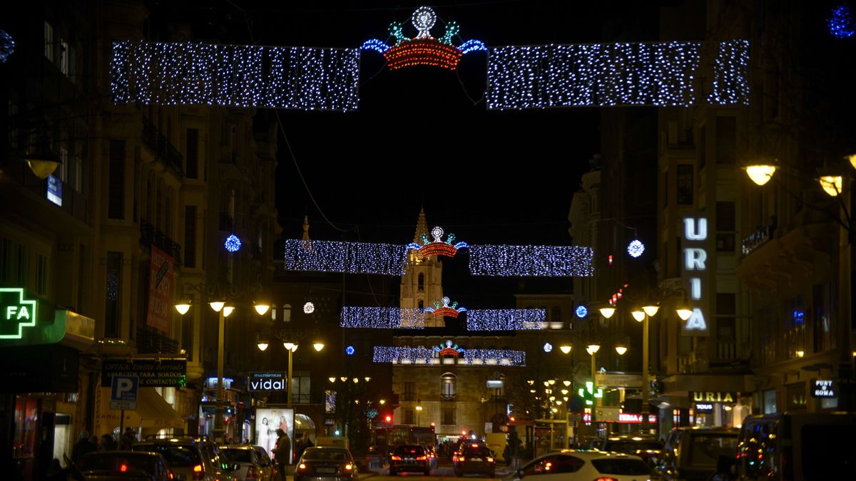 Imagen de la iluminación navideña instalada el pasado año en la avenida Ordoño II. | MAURICIO PEÑA