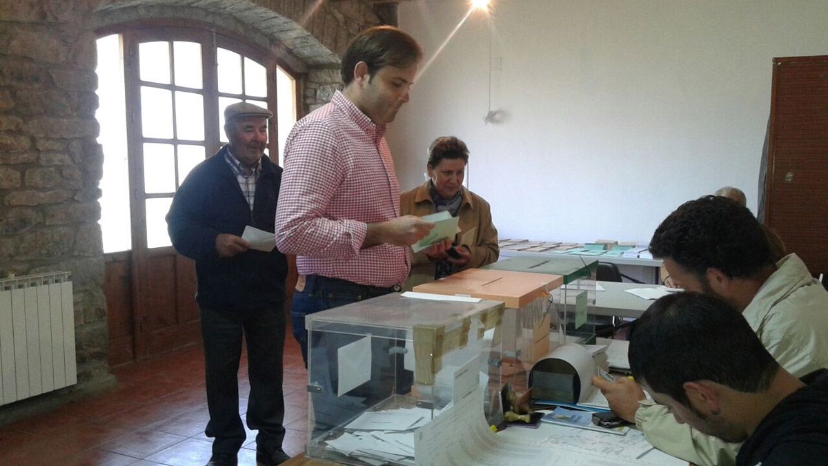 Tino Rodríguez, 'número uno' del PSOE a las Cortes por León, votó en su pueblo, San Emiliano de Babia.