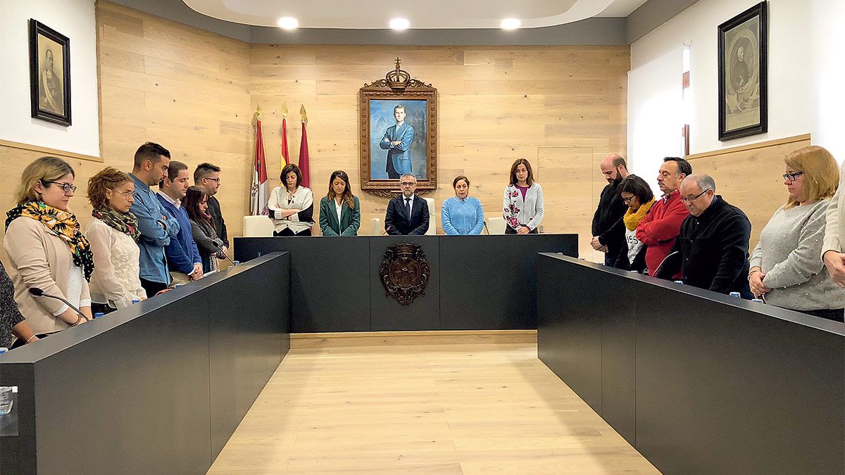 El pleno comenzó con un recuerdo hacia el padre Álvaro Huerga. | ABAJO El pleno comenzó con un recuerdo hacia el padre Álvaro Huerga. | ABAJO