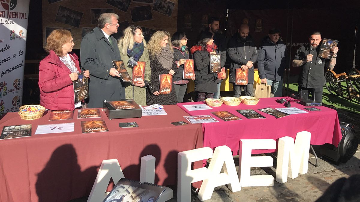 Stand de Alfaem y Tattoo Garci en la plaza San Marcelo, punto de venta de los calendarios solidarios. | L.N.C.