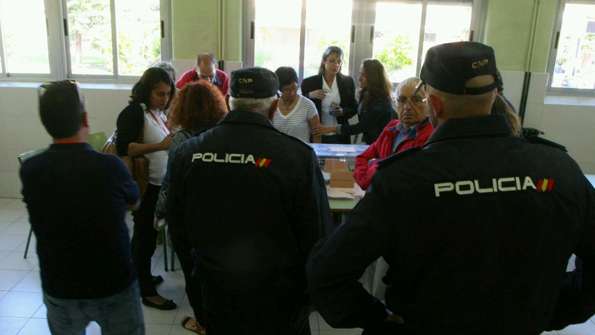 La Junta Electoral de zona paraliza una mesa electoral en el Instituto IESVE de Ponferrada por el fallo de un votante al votar en una mesa que no le pertenecía. | CÉSAR SÁNCHEZ (ICAL)