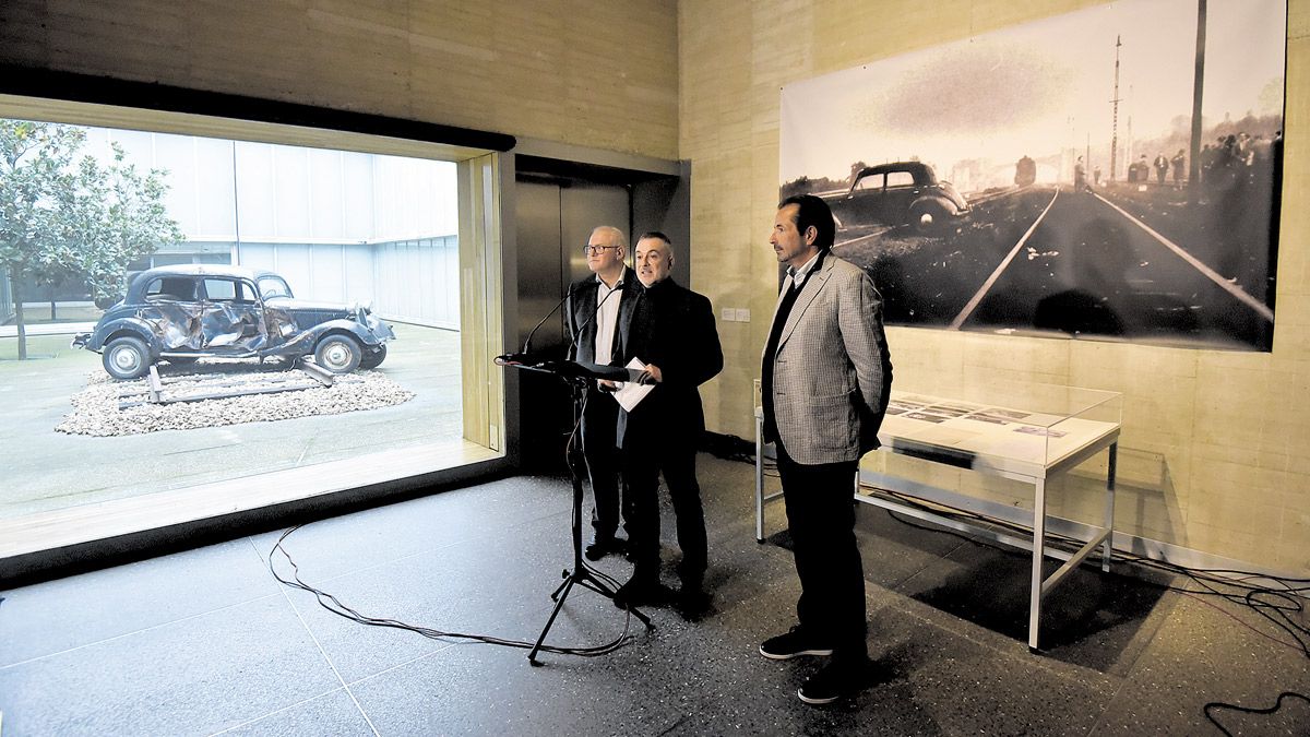 José Antonio Agúndez, Manuel Olveira y Rafael Vostell entre la pieza '130 km/h'. | SAÚL ARÉN