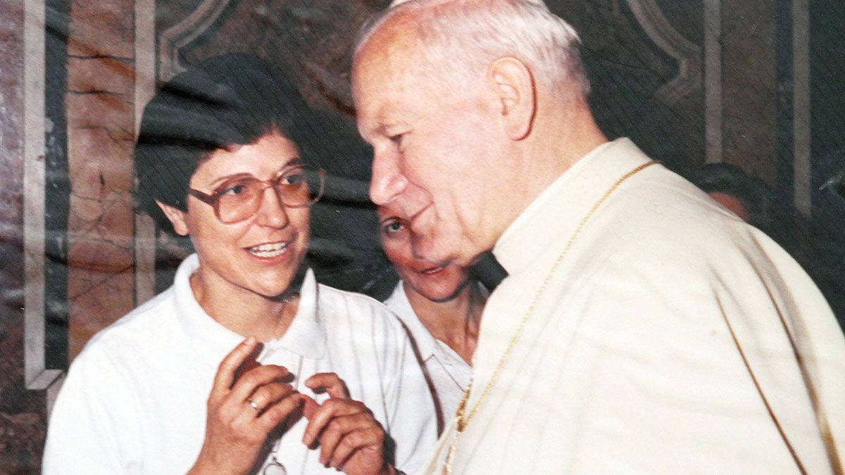 La religiosa leonesa Esther Paniagua con el Papa Juan Pablo II.