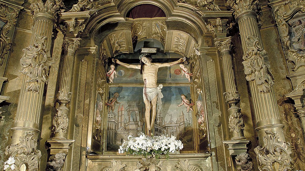 Detalle del altar mayor de la Iglesia de Villaquejida cuyo centro ocupa el Cristo. | JUAN M. ÁMEZ