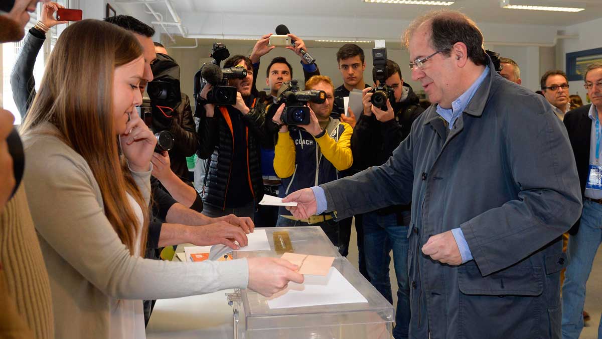 Juan Vicente Herrera podría haber perdido la mayoría absoluta según los primeros sondeos. | ICAL