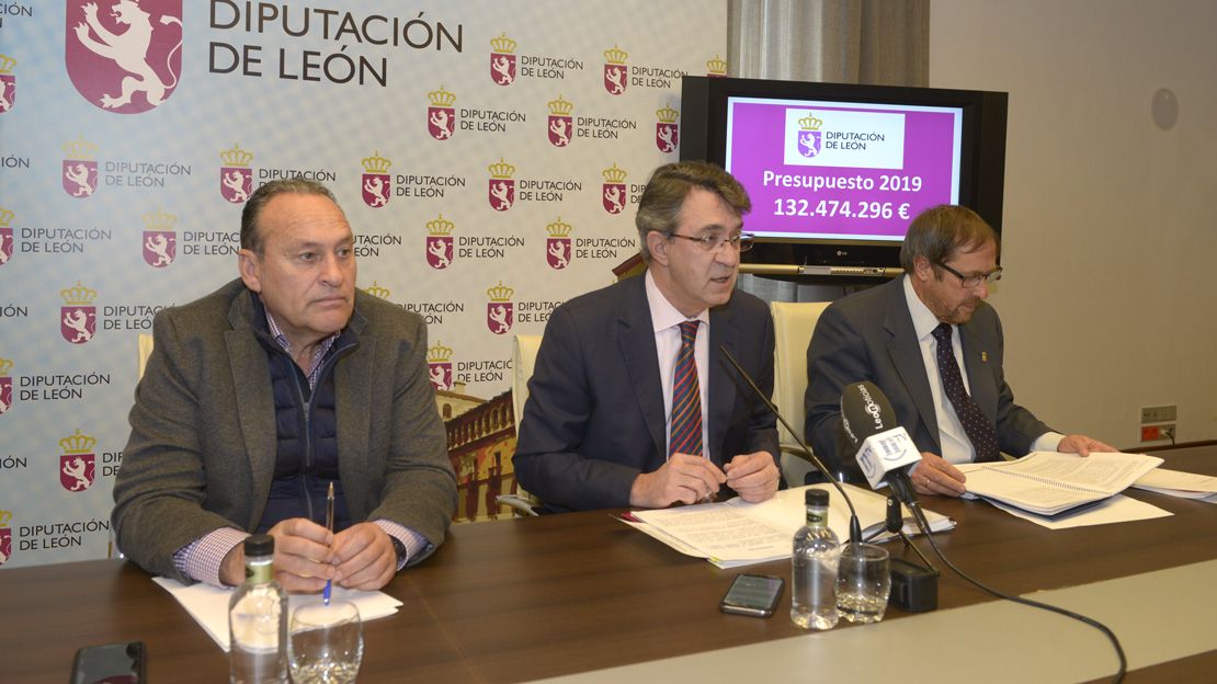 El presidente de la Diputación, Juan Martínez Majo (c), presenta el presupuesto junto a Alfonso Arias (i) y Lupicinio Rodrigo (d). | MAURICIO PEÑA