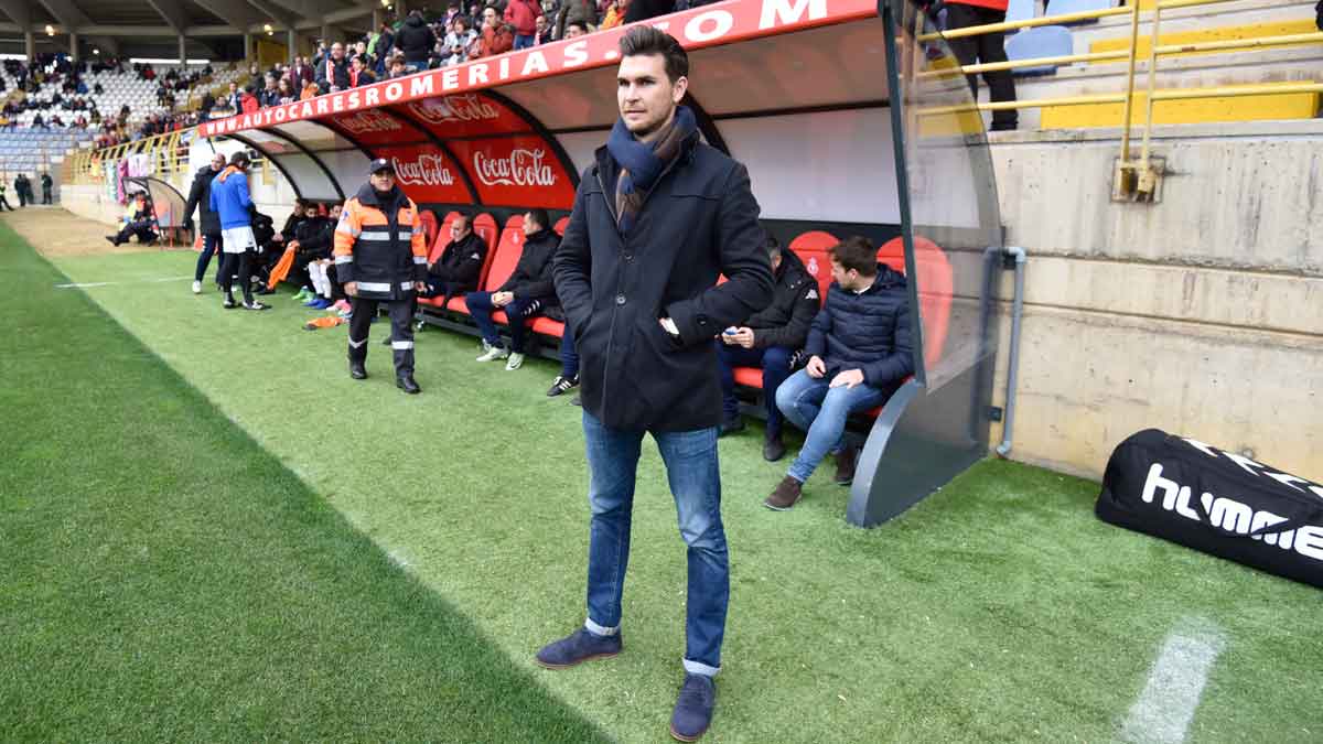 Víctor Cea, al inicio del último partido de la Cultural en casa frente al Burgos. | SAÚL ARÉN