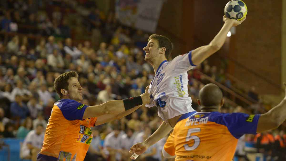 David Fernández lanza durante el último partido en el Palacio frente al Benidorm. | MAURICIO PEÑA