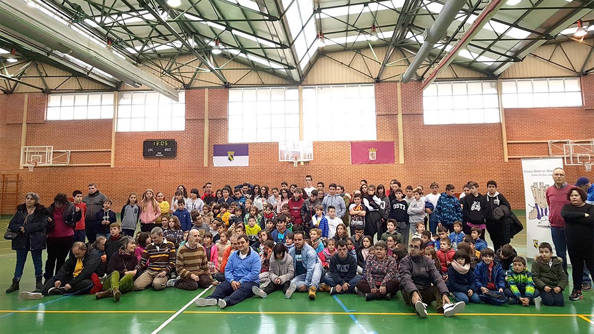 Foto de grupo de los participantes en la jornada de integración de este lunes. | T.G.