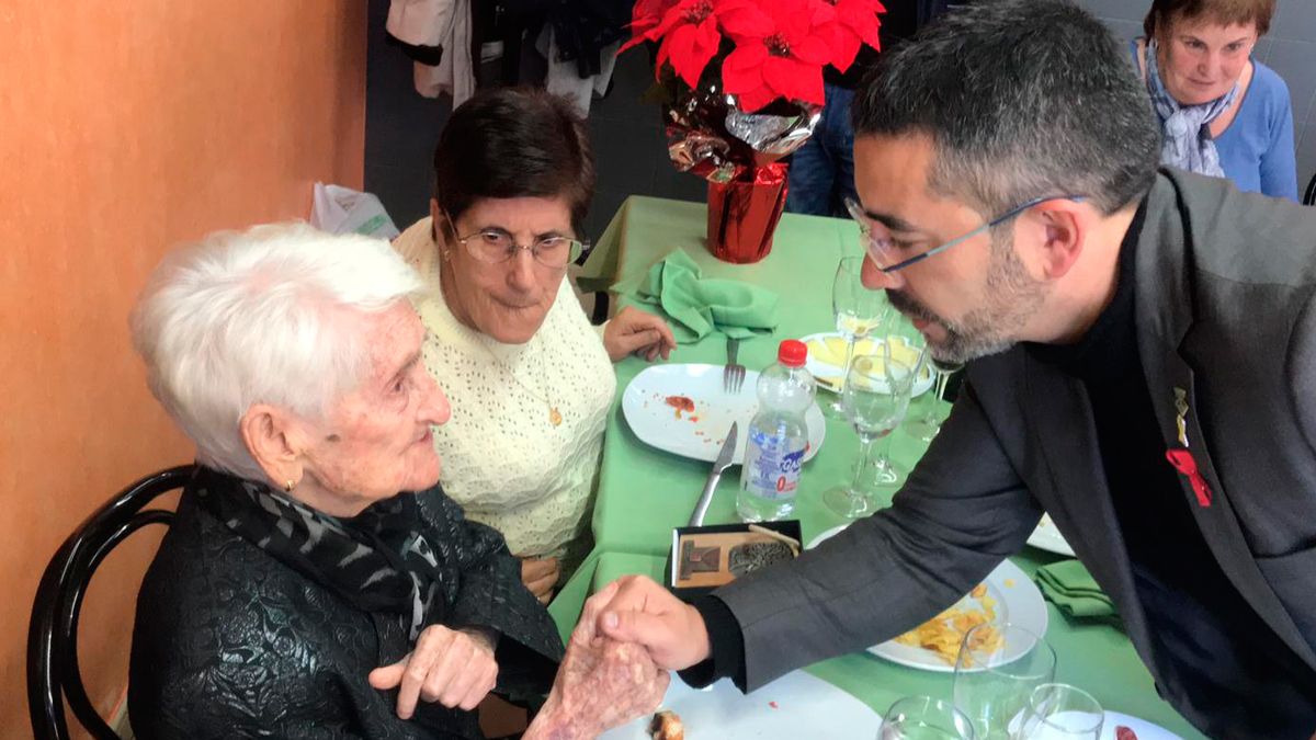 Entrega del galardón por el representante del departamento de Asuntos Sociales y Familia de la Generalitat.